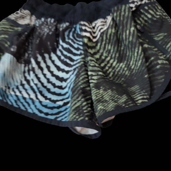 Lululemon's woman's size 8 with side pocket and 2 way stretch. - Picture 5 of 9